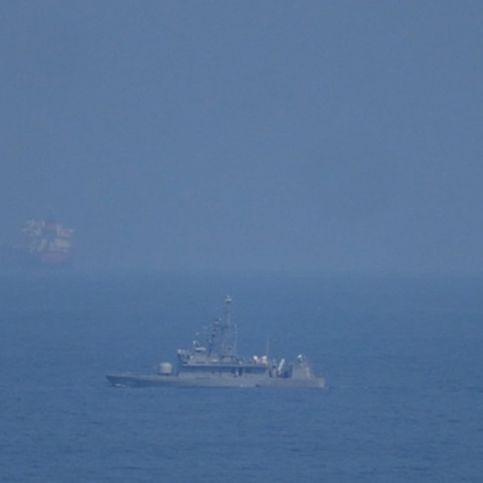 Un buque de la marina de los EAU patrulla el Estrecho de Ormuz visto desde Mina Al Fajer, Emiratos Árabes Unidos.