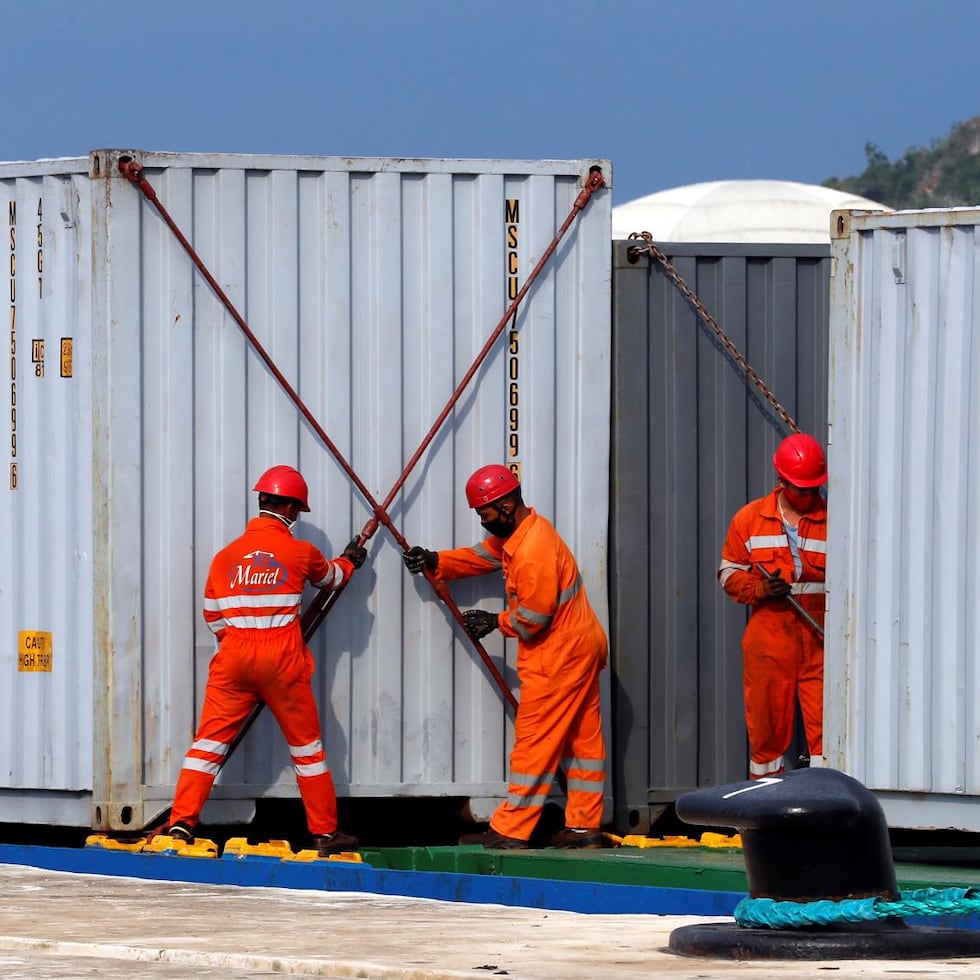 Trabajadores descargan los contenedores de un barco cargado de ayuda humanitaria, en el puerto de Mariel, en La Habana (Cuba). Imagen de archivo. EFE/ Ernesto Mastrascusa