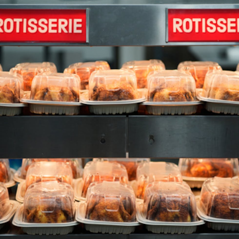 El programa SNAP ofrece un estipendio mensual a las familias con bajos ingresos para comprar alimentos, pero no paga los alimentos preparados calientes.