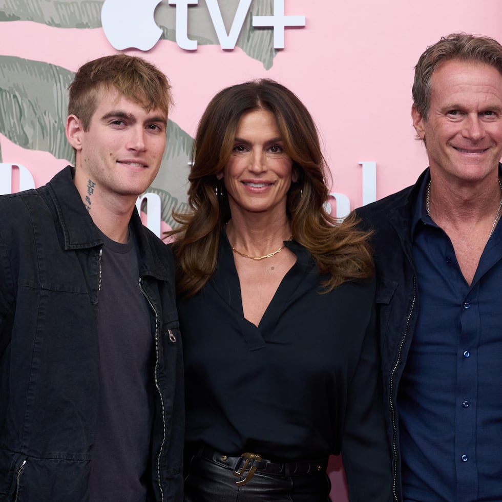 Imagen de archivo fechada en marzo de 2024 de Presley Gerber (izquierda) junto a sus padres, Cindy Crawford y Rande Gerber.