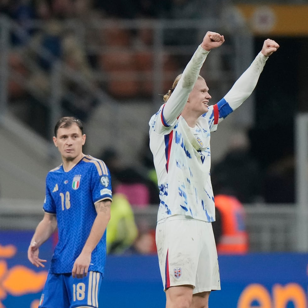 Erling Haaland, de Noruega, celebra tras anotar el tercer gol de su equipo frente a Nicolo Barella de Italia en el encuentro del Grupo I de la eliminatoria al Mundial.
