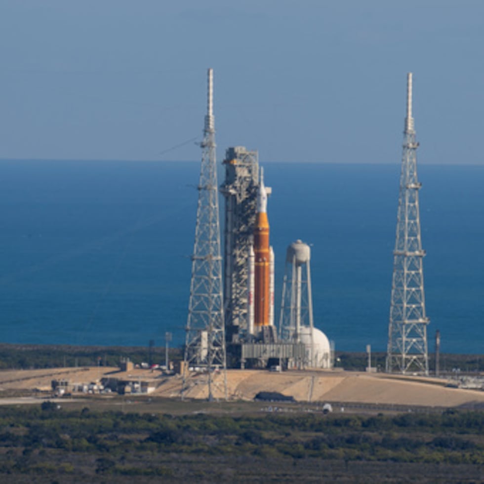 Esta foto facilitada por la NASA muestra el cohete Artemis II SLS (Space Launch System) con la nave espacial Orión sobre un lanzador móvil en el Complejo de Lanzamiento 39B, el jueves 29 de enero de 2026, en el Centro Espacial Kennedy de la NASA en Florida. (Jim Ross/NASA vía AP)