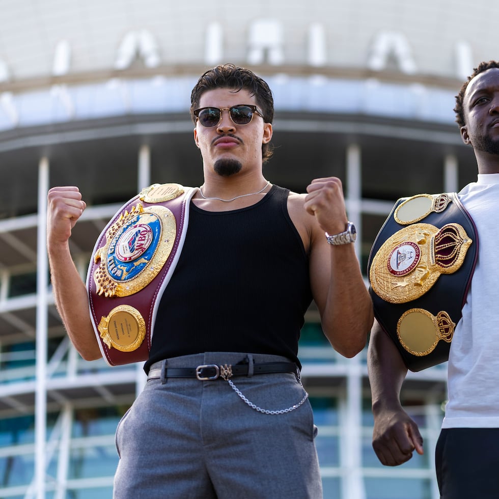 Xander Zayas y Abass Baraou posan con sus respectivos títulos desde los aledaños del Coliseo de Puerto Rico José Miguel Agrelot.