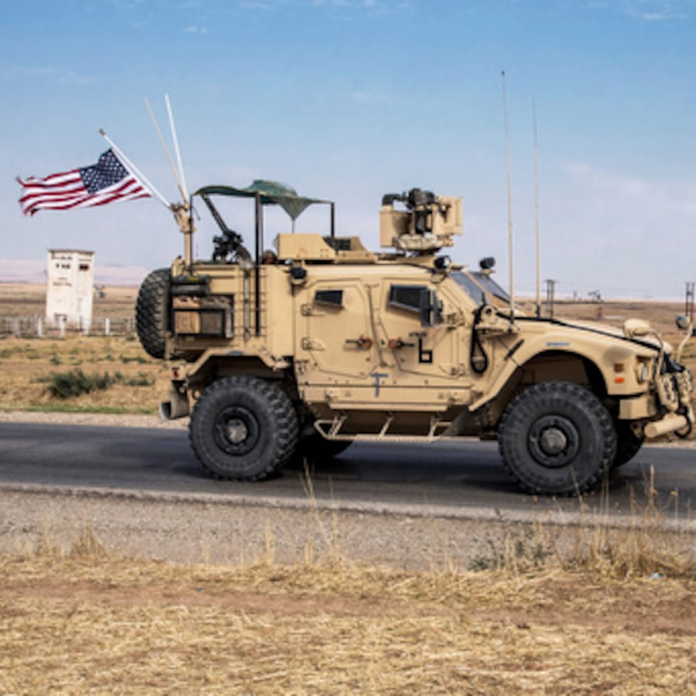 ARCHIVO - Fuerzas estadounidenses patrullan campos petroleros en Siria, el 28 de octubre de 2019 . (AP Photo/Baderkhan Ahmad, File)