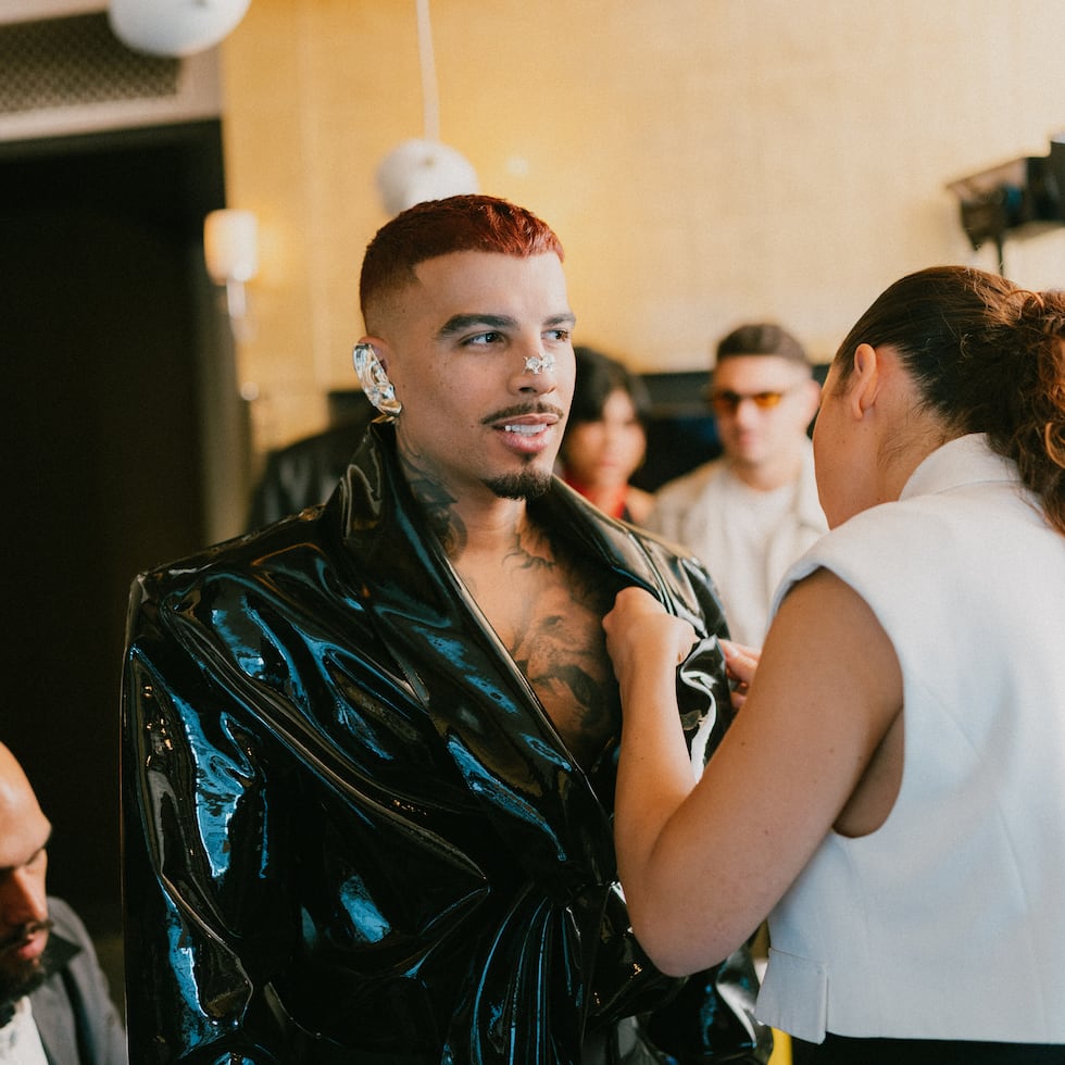 Rauw Alejandro llevó un diseño de Yves Saint Laurent para la Met Gala.