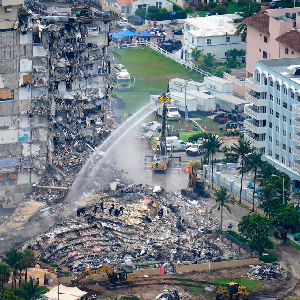 Fotografía de archivo del 25 de junio de 2021 de rescatistas trabajando en los restos del edificio Champlain Towers South en Surfside, Florida.