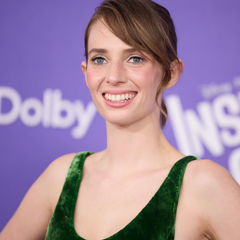 Maya Hawke apareció en las fotos de su gran día caminando radiante por las calles de la ciudad neoyorquina.