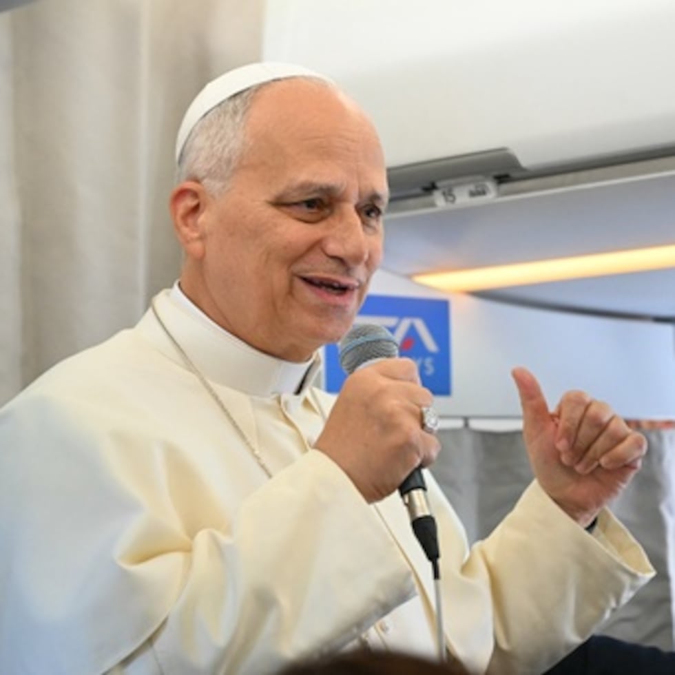 El Papa León XIV habla con los periodistas a bordo de un avión de camino a Beirut, Líbano, el domingo 30 de noviembre de 2025. (Andreas Solaro/Pool Vía AP)
