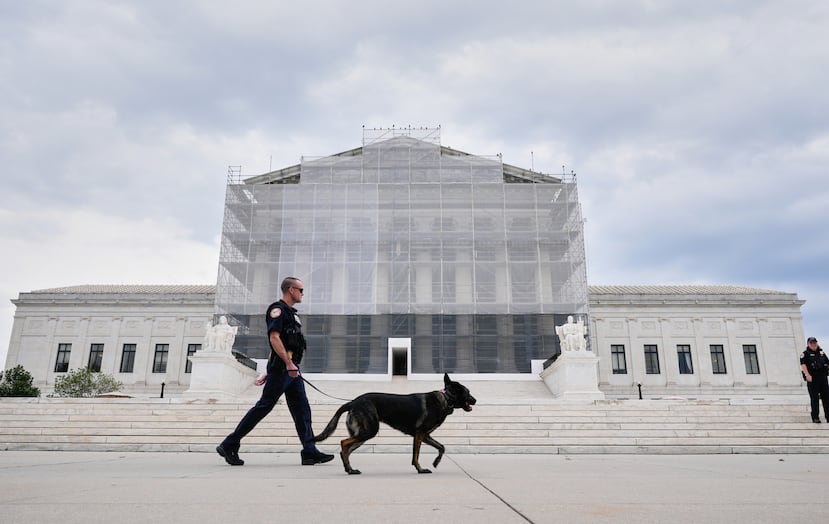 Agentes de la Policía del Capitolio de Estados Unidos con un perro detector K9 patrullan el exterior de la Corte Suprema, el miércoles 24 de septiembre de 2025, en Washington. (Foto AP/Mariam Zuhaib)