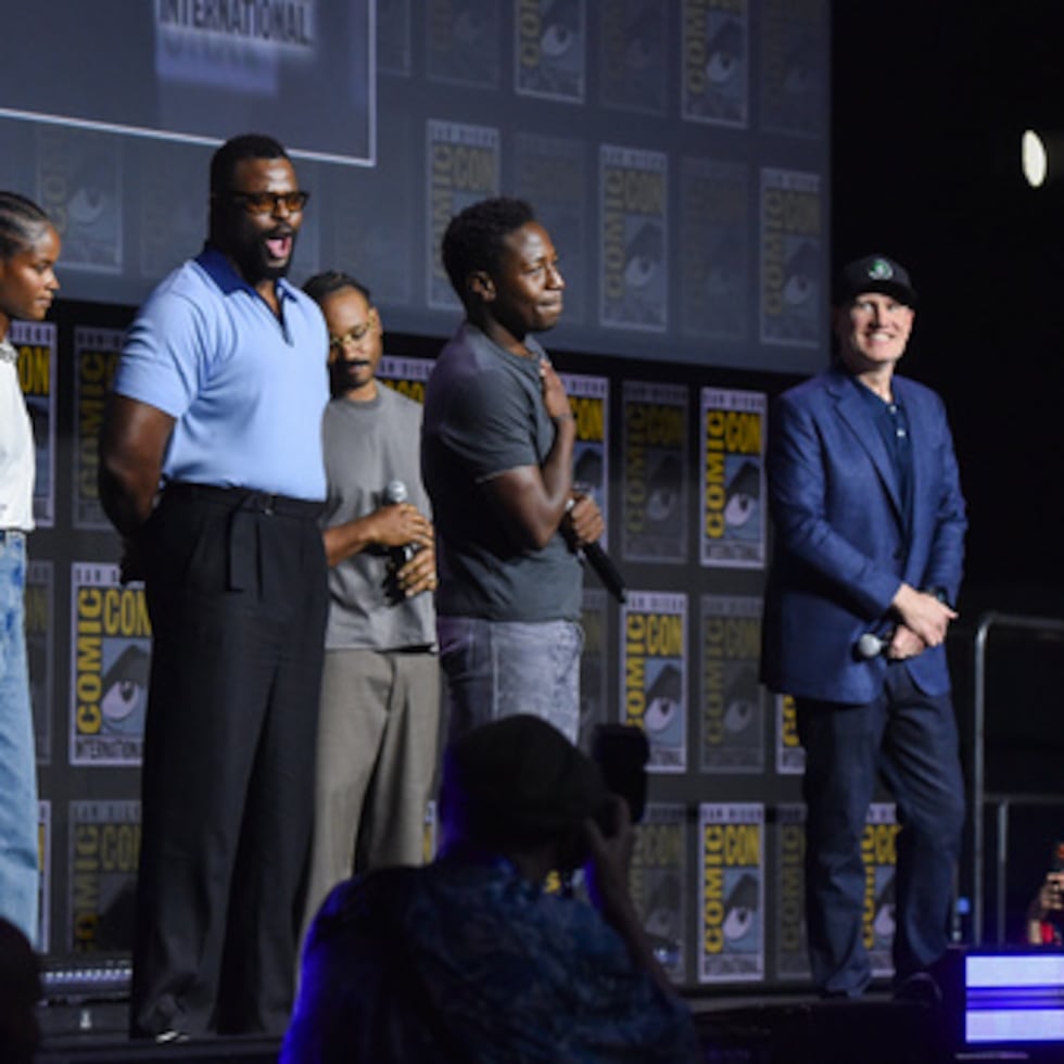 Letitia Wright, desde la izquierda, Winston Duke, Ryan Coogler, David Jonsson y Kevin Feige son presentados por Marvel Studios durante el Comic-Con International en San Diego.