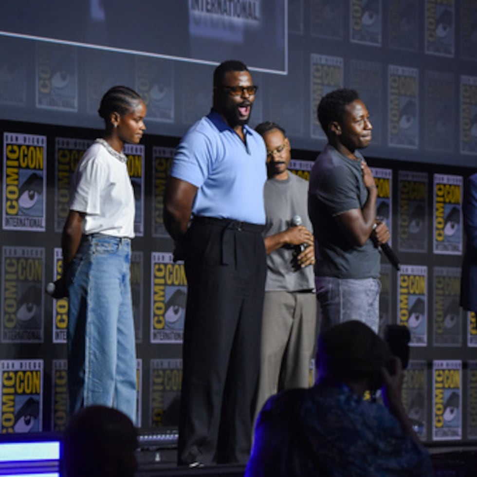 Letitia Wright, desde la izquierda, Winston Duke, Ryan Coogler, David Jonsson y Kevin Feige son presentados por Marvel Studios durante el Comic-Con International en San Diego.