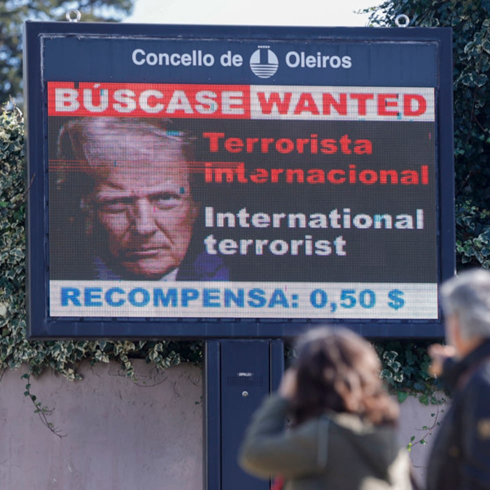 "BÚSCASE. WANTED", se lee en un luminoso en la localidad de Oleiros, en la comunidad autónoma de Galicia.