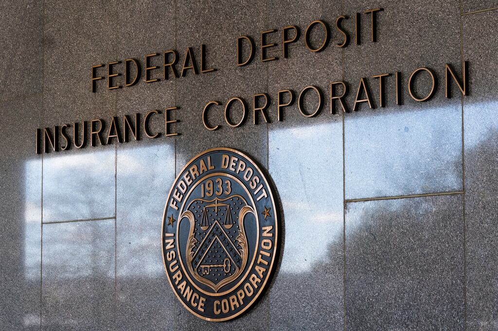 Imagen de la cobertura de: FDIC sanciona a exempleada de FirstBank y vuelve a multar a Oriental Bank