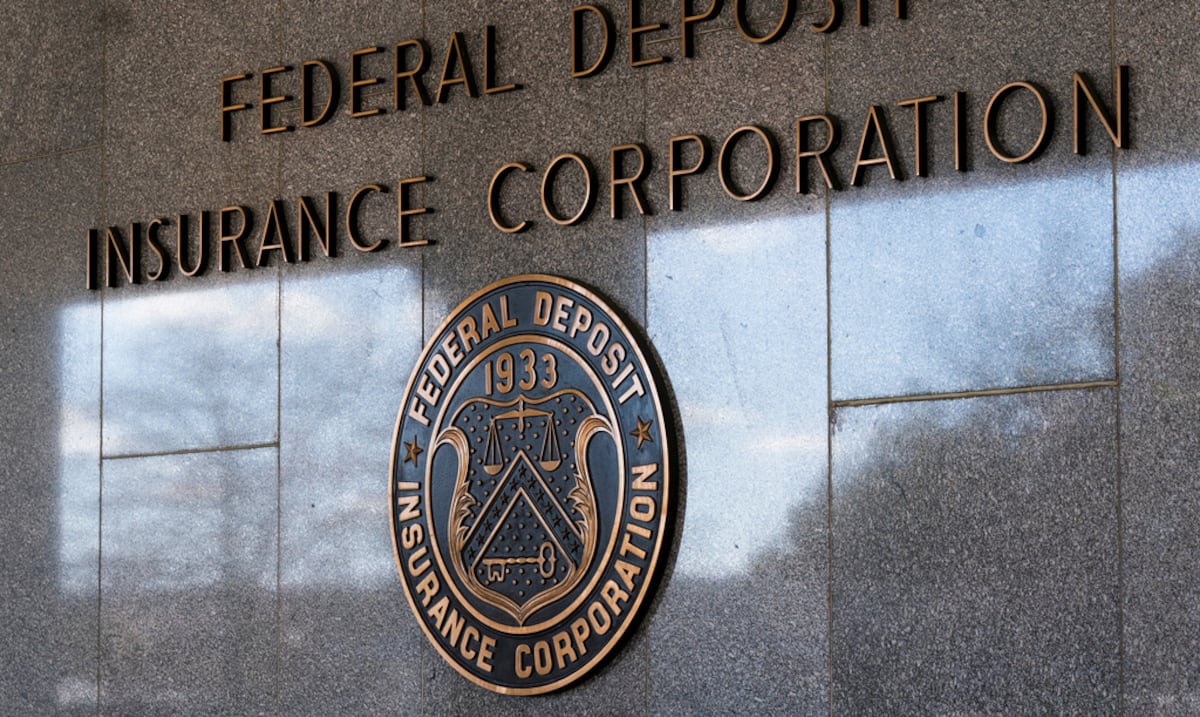 FDIC sanciona a exempleada de FirstBank y multa a Oriental Bank por violaciones federales