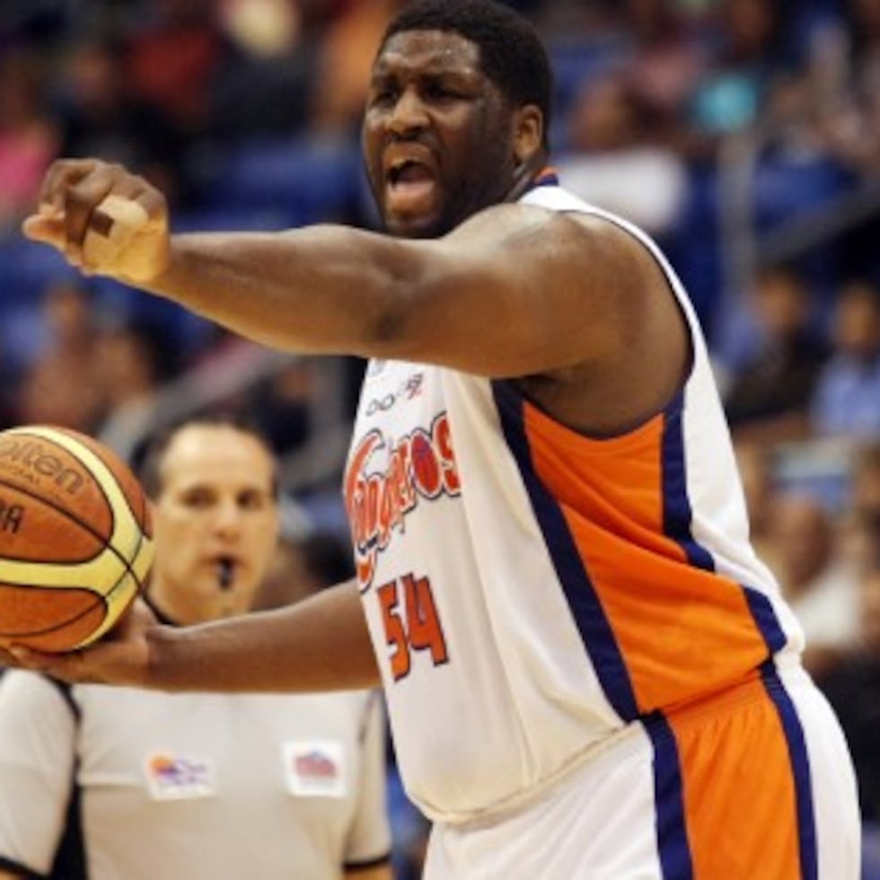 Michael Sweetney registró números de 15.6 puntos y 9.6 rebotes por juegos con los Cangrejeros en el 2011.