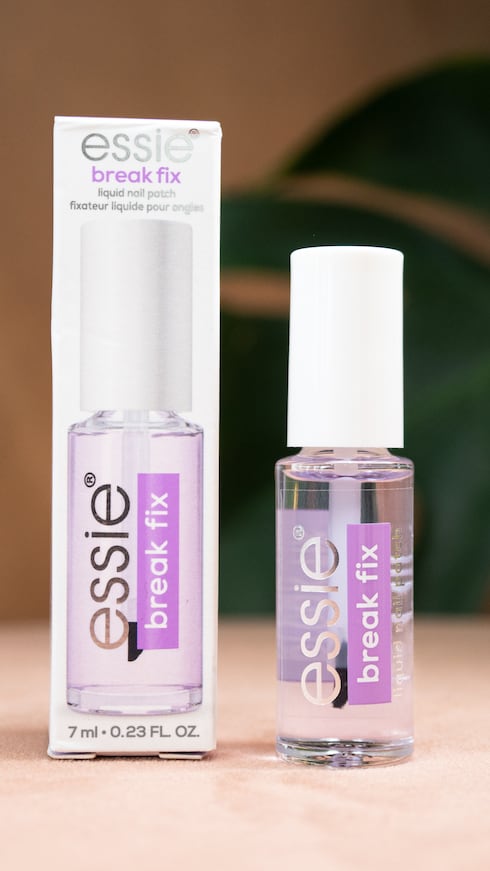 Essie Break Fix Liquid Nail Patch es un nuevo tratamiento para uñas partidas con una innovadora tecnología que consiste en aplicar una fórmula líquida que se solidifica y, al hacerlo, ayuda a unir la grieta de la uña, creando un parche transparente y uniforme.