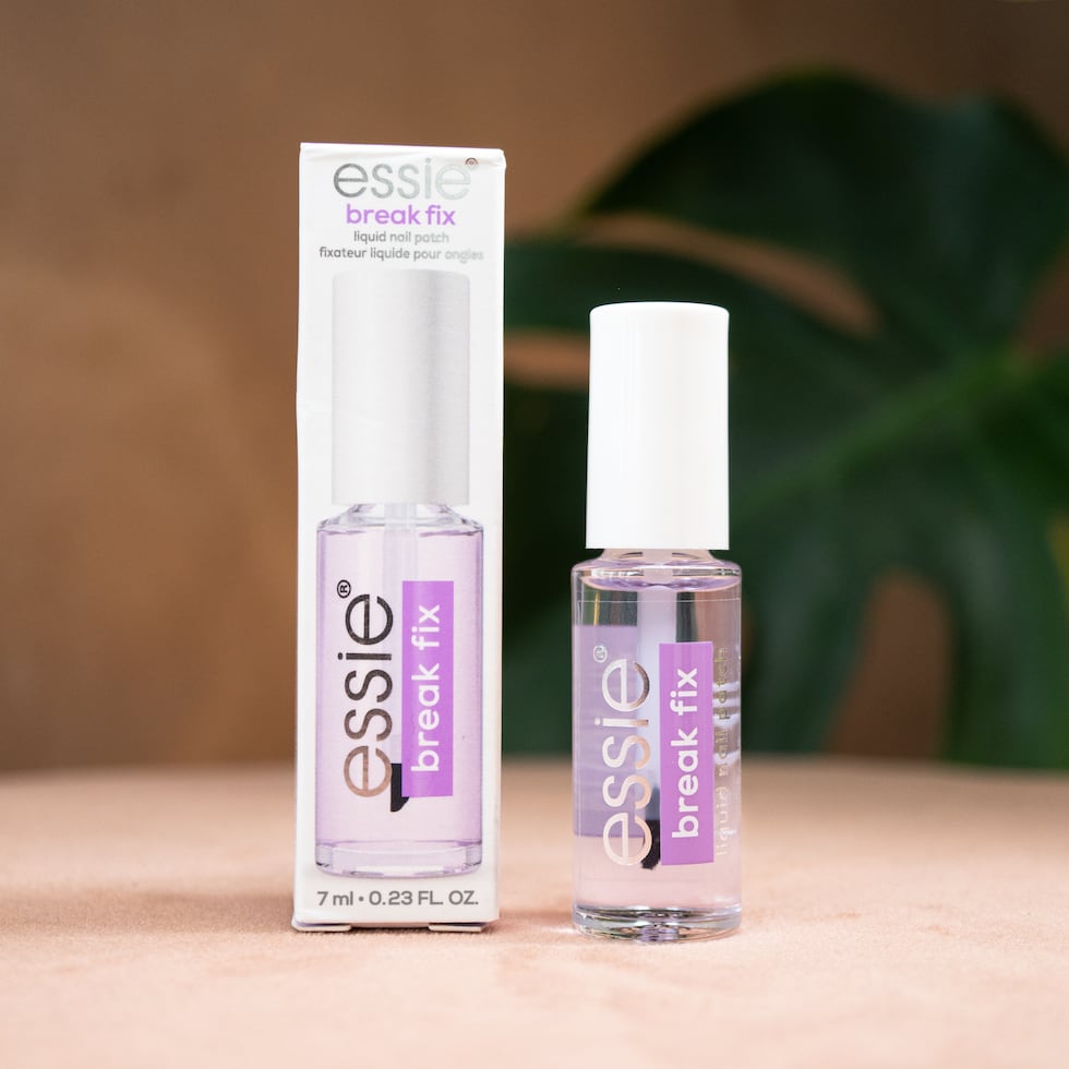 Essie Break Fix Liquid Nail Patch es un nuevo tratamiento para uñas partidas con una innovadora tecnología que consiste en aplicar una fórmula líquida que se solidifica y, al hacerlo, ayuda a unir la grieta de la uña, creando un parche transparente y uniforme.