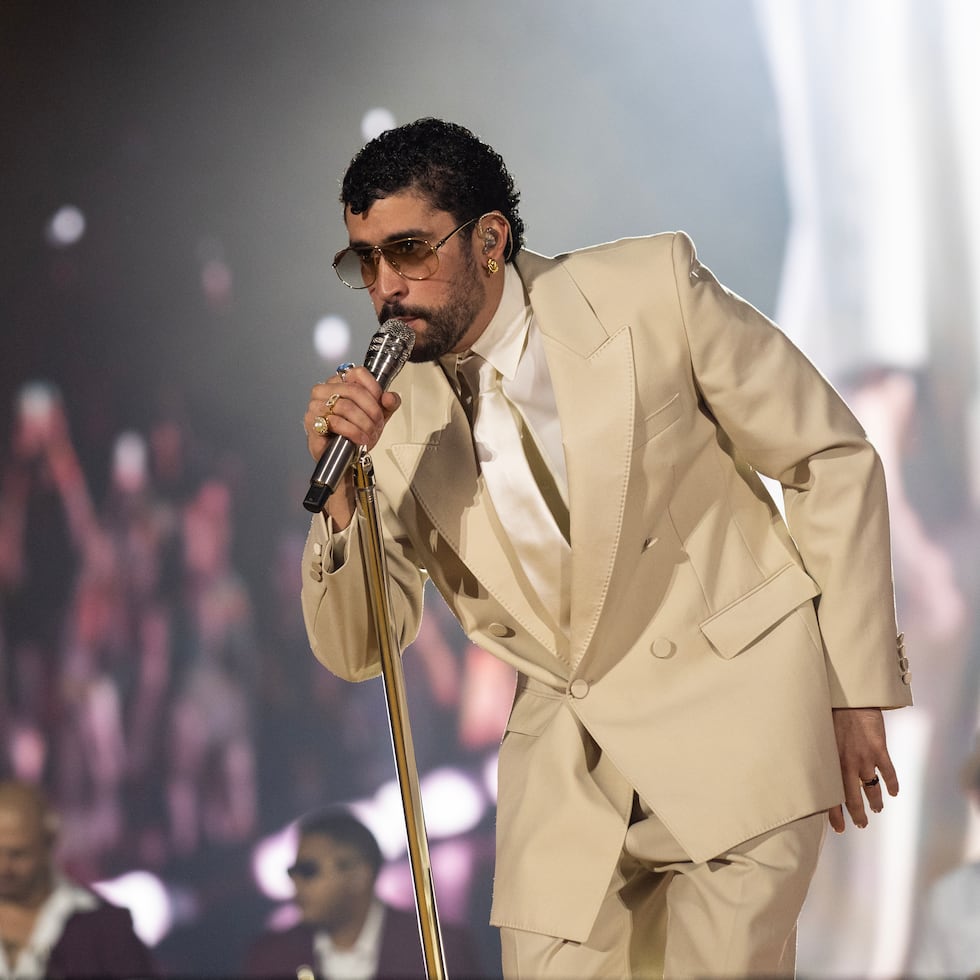 El cantante puertorriqueño Bad Bunny se presentó en el estadio Olímpico Félix Sánchez, en Santo Domingo, como parte de su gira mundial DeBÍ TiRAR MáS FOToS World Tour.