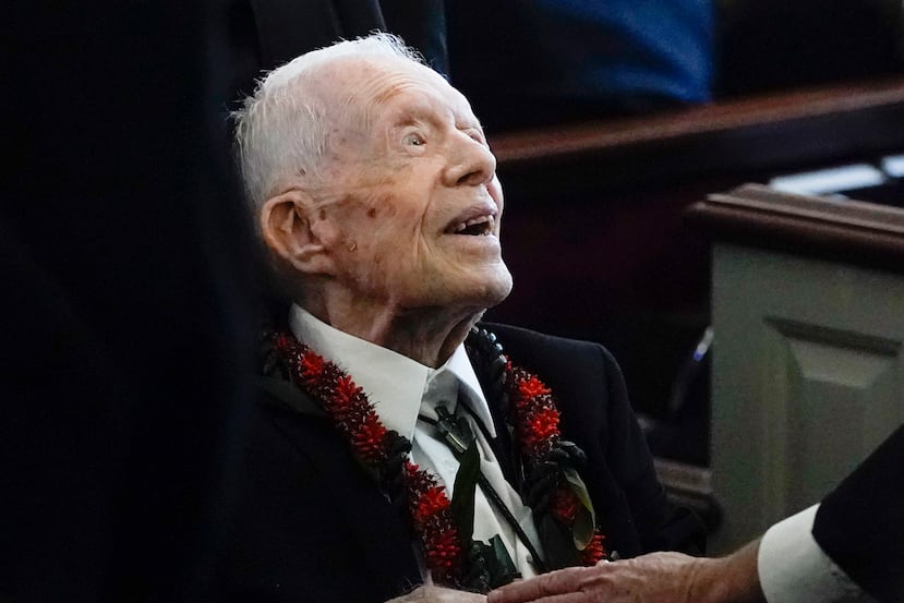 El expresidente Jimmy Carter saluda a los asistentes al salir del funeral de su esposa, la ex primera dama, Rosalynn Carter, en la Iglesia Bautista Maranatha en Plains, Georgia, el 29 de noviembre de 2023. (AP Foto/Alex Brandon, Pool, Archivo)