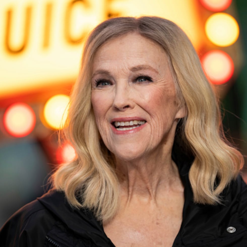 ARCHIVO - Catherine O'Hara posa para los fotógrafos a su llegada al estreno en el Reino Unido de "Beetlejuice Beetlejuice" el jueves 29 de agosto de 2024, en Londres. (Foto de Scott A Garfitt/Invision/AP)