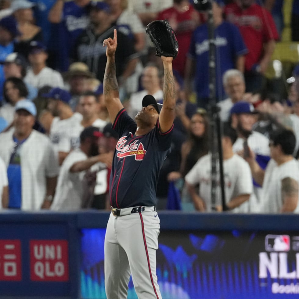 El taponero de los Braves de Atlanta, Raisel Iglesias, celebra luego de que su equipo derrotara 3-2 a los Dodgers de Los Ángeles en el segundo juego de la Serie Divisional de la Liga Nacional.