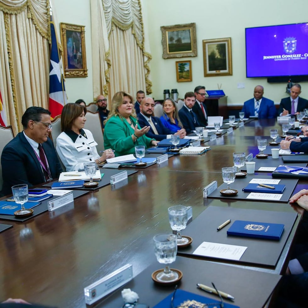 Poco a poco y desde temprano en la mañana, comenzaron a llegar hasta La Fortaleza jefes de agencia para sostener una reunión con la gobernadora Jenniffer González.
