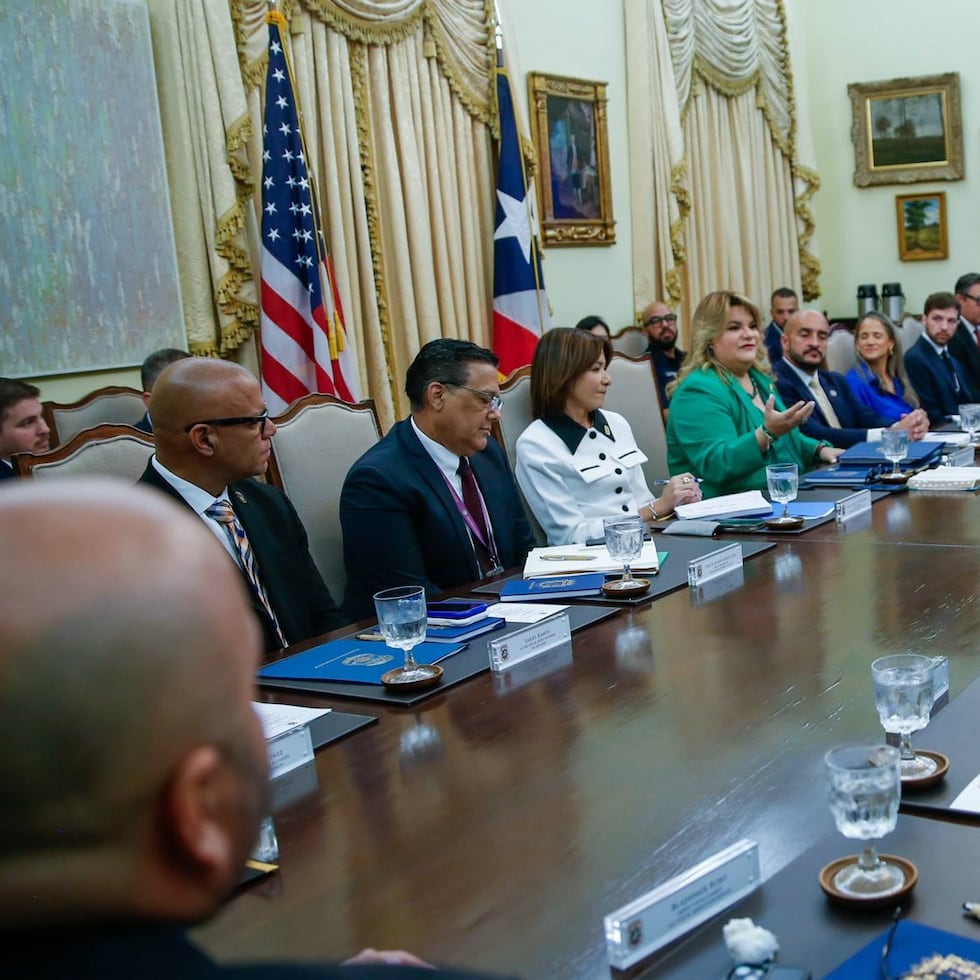 En la reunión con la gobernadora Jenniffer González, participaron, entre otros, el jefe de la fiscalía federal, W. Stephen Muldrow, así como los jefes de la Patrulla Fronteriza, el Servicio Postal, el Servicio de Impuestos Internos y la Agencia de Alcohol, Tabaco, Armas de Fuego y Explosivos, entre otras agencias de ley y orden.