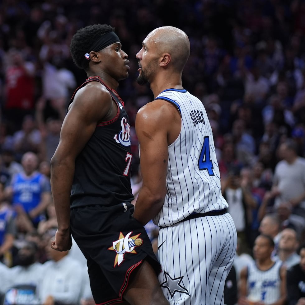Vj Edgecombe, de los 76ers de Filadelfia, y Jalen Suggs, del Magic de Orlando, protagonizan un altercado durante el partido de play-in del miércoles 15 de abril de 2026 (AP Photo/Matt Slocum)