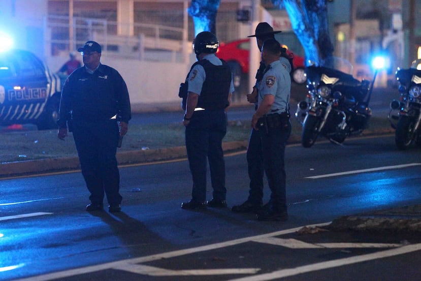 La Policía indicó que el motociclista rebasó una luz roja e impactó otro vehículo. (Archivo / GFR Media)