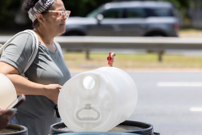 El tiempo transcurría y las personas seguían llegando ayer a la carretera PR-844 en San Juan en busca de agua.