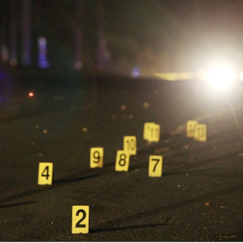 La Policía levantó 22 casquillos de bala y el vehículo fue ocupado para fines de investigación.