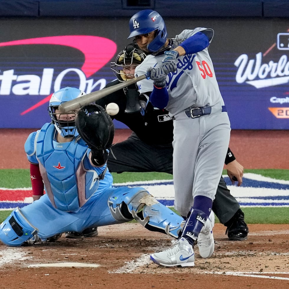 Mookie Betts en el momento que conectó su sencillo productor de dos carreras en la tercera entrada para poner en ventaja de 3-0 a los Dodgers.