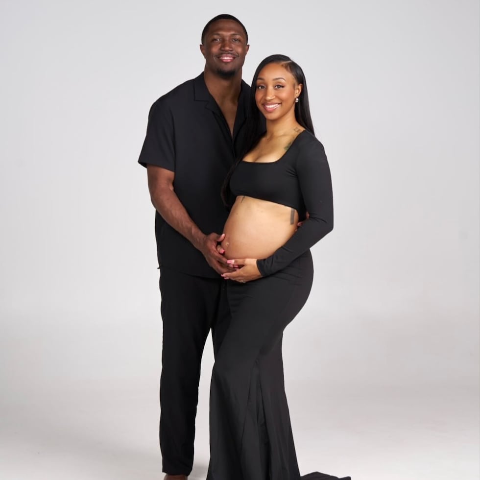 Jasmine Camacho-Quinn posa junto al padre de su hija, el jugador de los Indianapolis Colts, Jaylon Carlies.