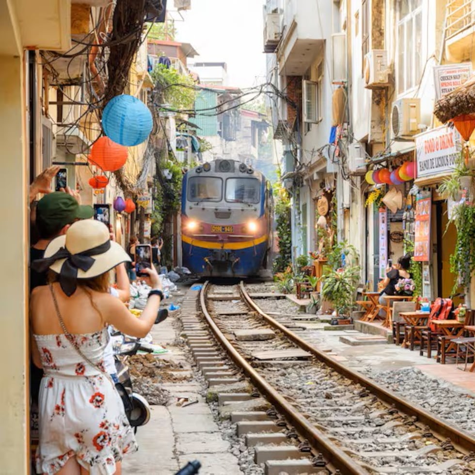 La Calle del Tren es una angosta vía en Hanói donde el ferrocarril pasa a centímetros de casas y comercios.