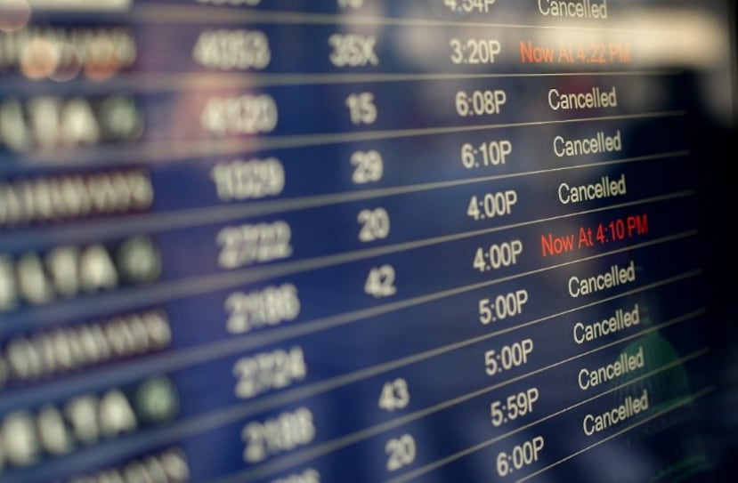 Una gran cantidad de vuelos fueron cancelados en el Aeropuerto Ronald Reagan en Virginia a consecuencia de la histórica tormenta de nieve.