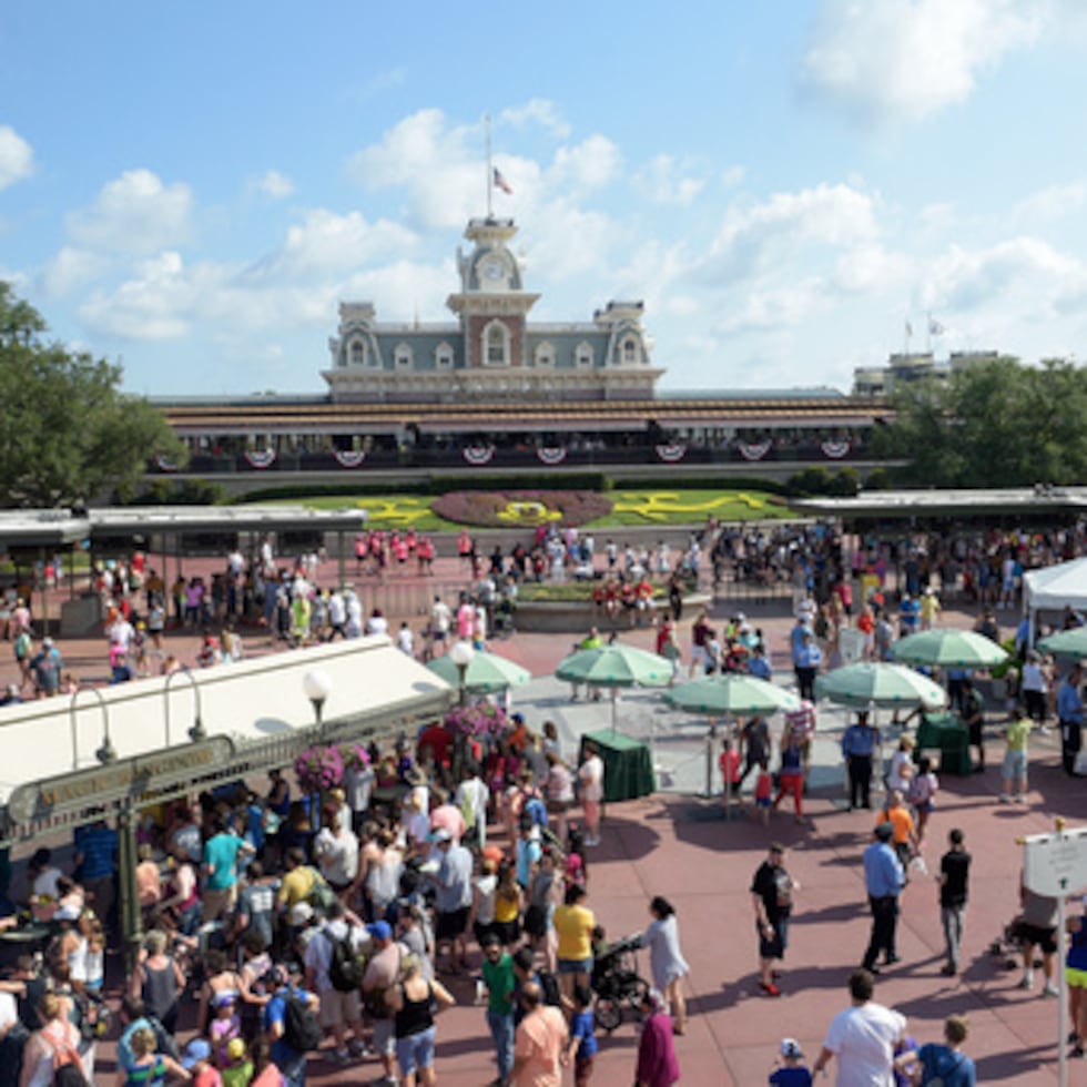 Los huéspedes llegan al parque temático Magic Kingdom de Disney en Lake Buena Vista, Florida.