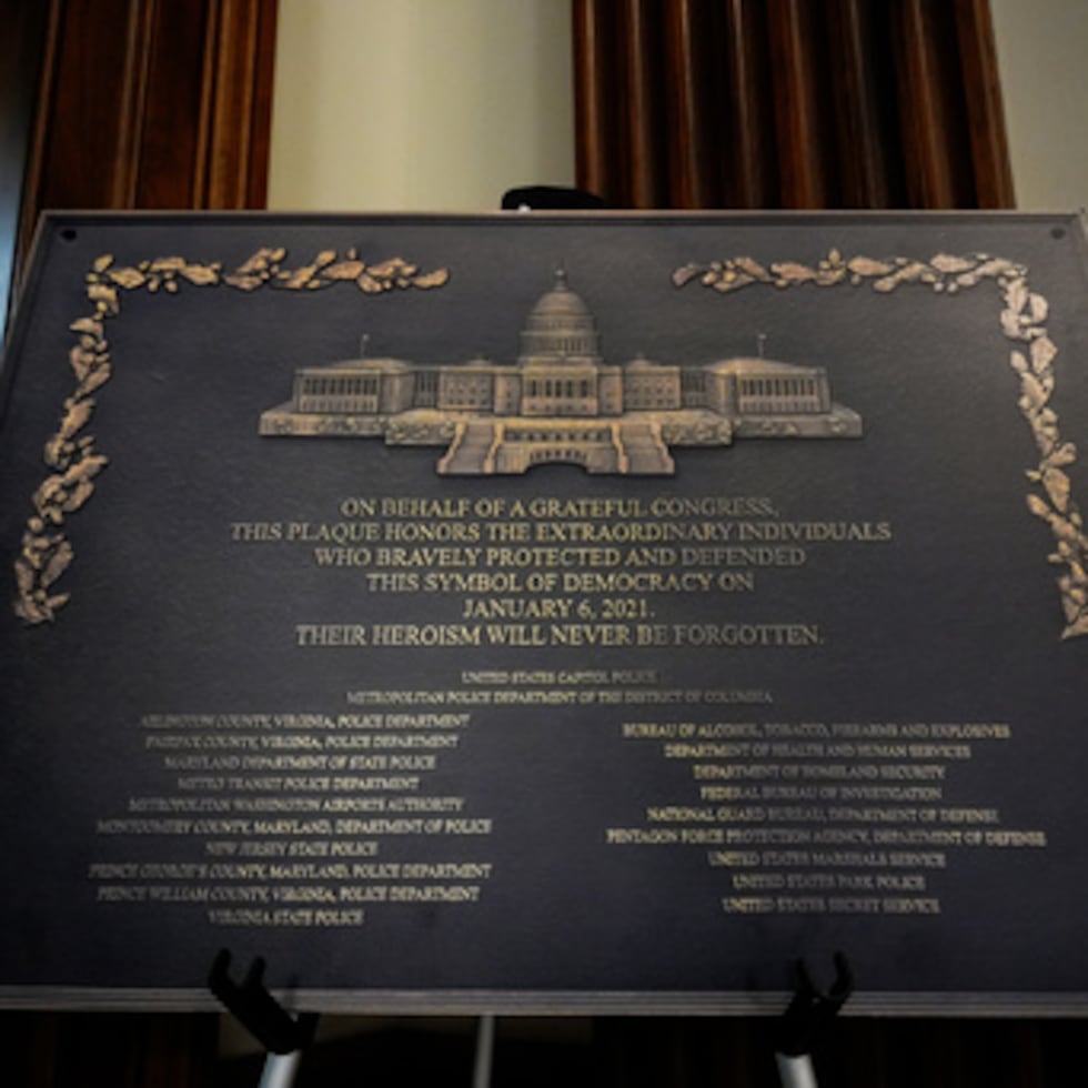 Una réplica de la placa conmemorativa de los disturbios del 6 de enero de 2021 en el Capitolio frente al despacho del líder de la minoría en la Cámara de Representantes, el demócrata por Nueva York Hakeem Jeffries, el martes 30 de diciembre de 2025, en el Capitolio de EE.UU. en Washington. (AP Photo/Julia Demaree Nikhinson)