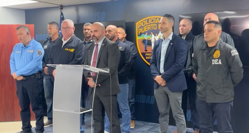 El agente especial de la ATF, Roberto Santiago, habla durante una conferencia de prensa ayer, sábado, en el Cuartel General de la Policía.