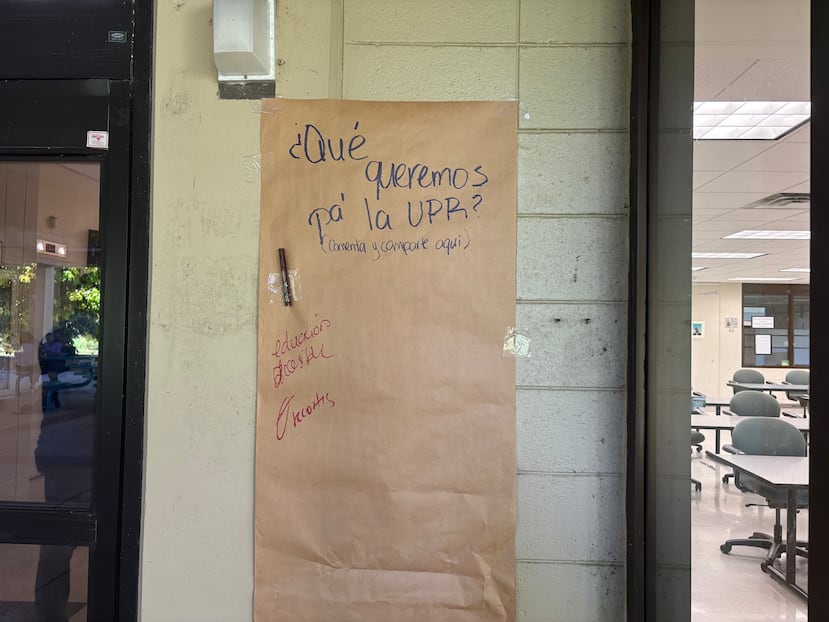 Los movimientos estudiantiles colocaron papel de estraza para que los estudiantes escriban sus aspiraciones para la UPR.
