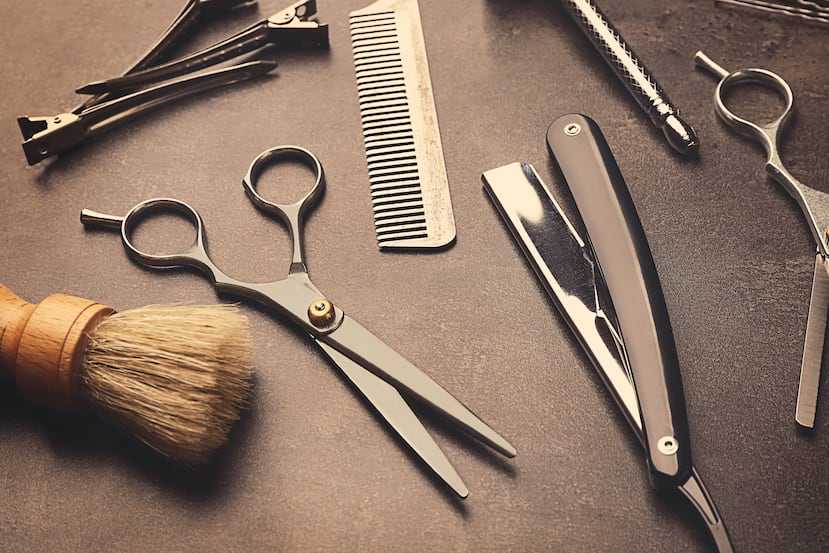 Tijeras y otros equipos que usan los barberos.