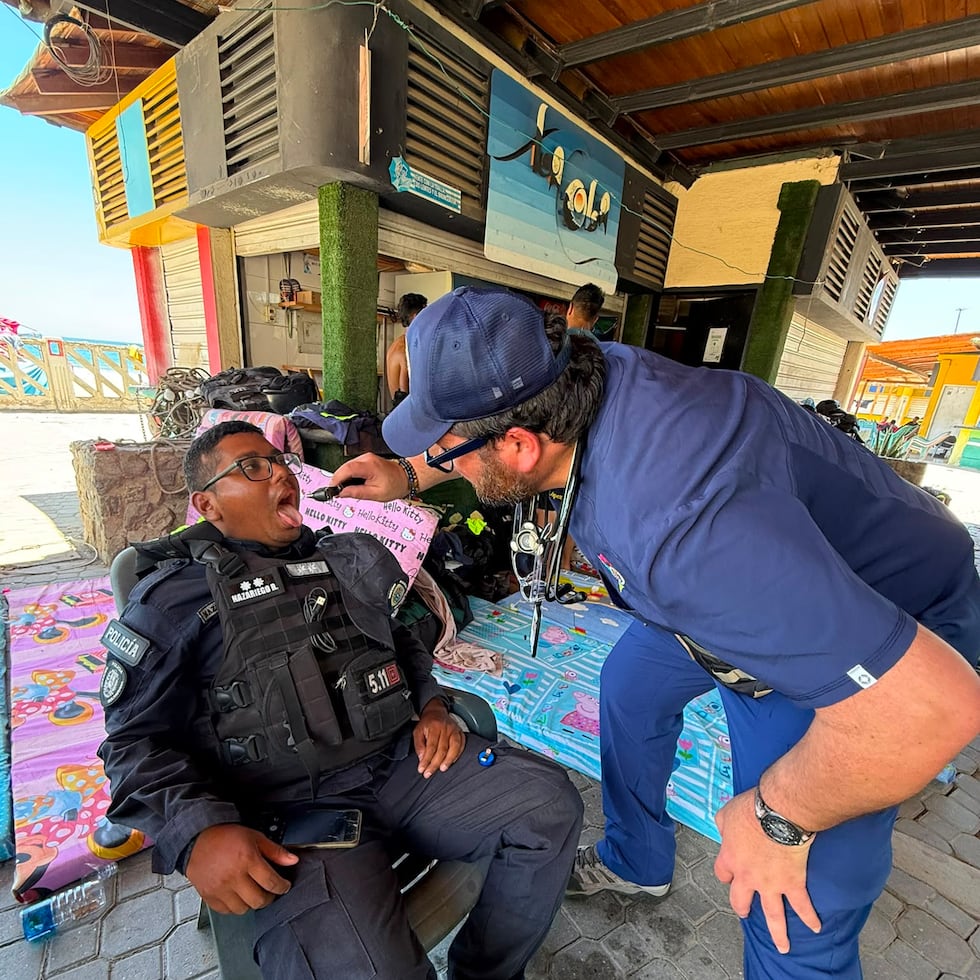El grupo boricua transportó a Venezuela medicamentos de primera necesidad. En la foto, el doctor Carlos Mellado atiende a un policía.