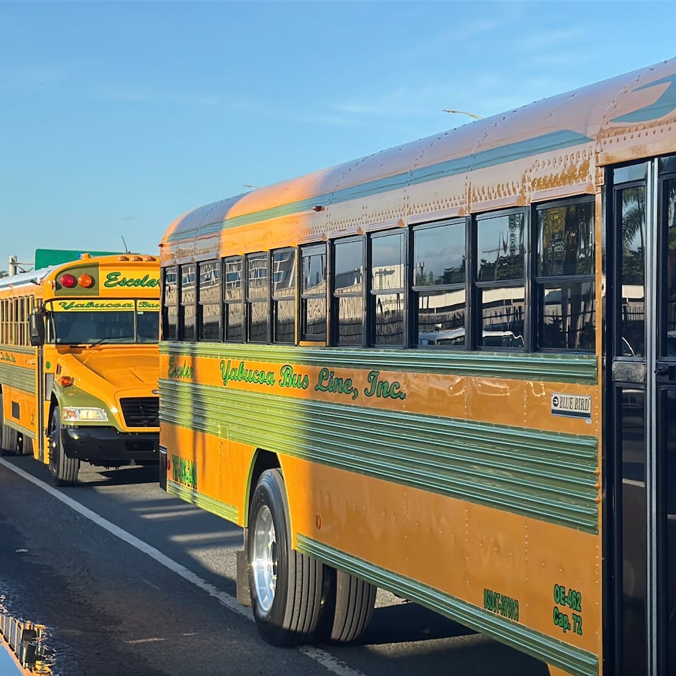 Los porteadores escolares realizan una manifestación este lunes, 5 de octubre, para exigir el pago de una deuda que, según alegan, acumula el Departamento de Educación por servicios de transportación que ya han sido prestados.