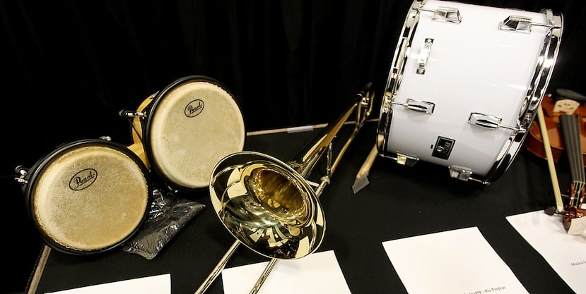 La música, según el Diccionario de la Real Academia Española, “es el arte de combinar los sonidos de la voz humana o de los instrumentos, o de unos y otros a la vez, de suerte que produzcan deleite, conmoviendo la sensibilidad”.