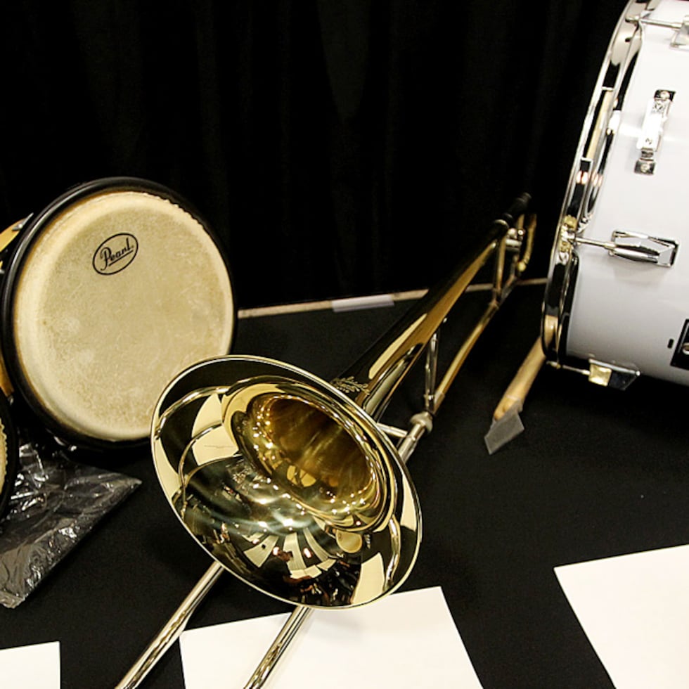 La música, según el Diccionario de la Real Academia Española, “es el arte de combinar los sonidos de la voz humana o de los instrumentos, o de unos y otros a la vez, de suerte que produzcan deleite, conmoviendo la sensibilidad”.