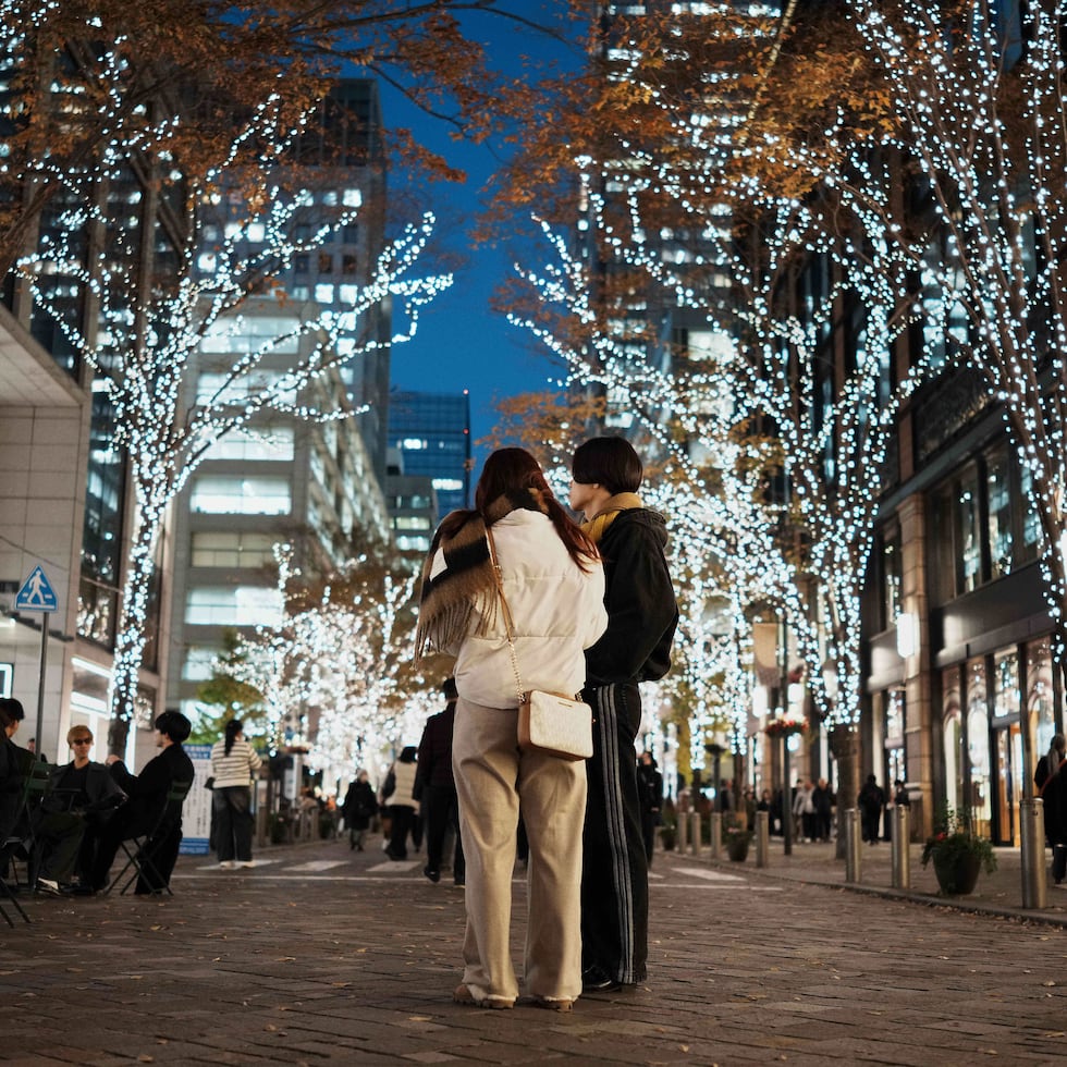 Es una época de alegría, caracterizada por reuniones familiares, intercambios de regalos y tradiciones como los villancicos y la decoración de árboles.