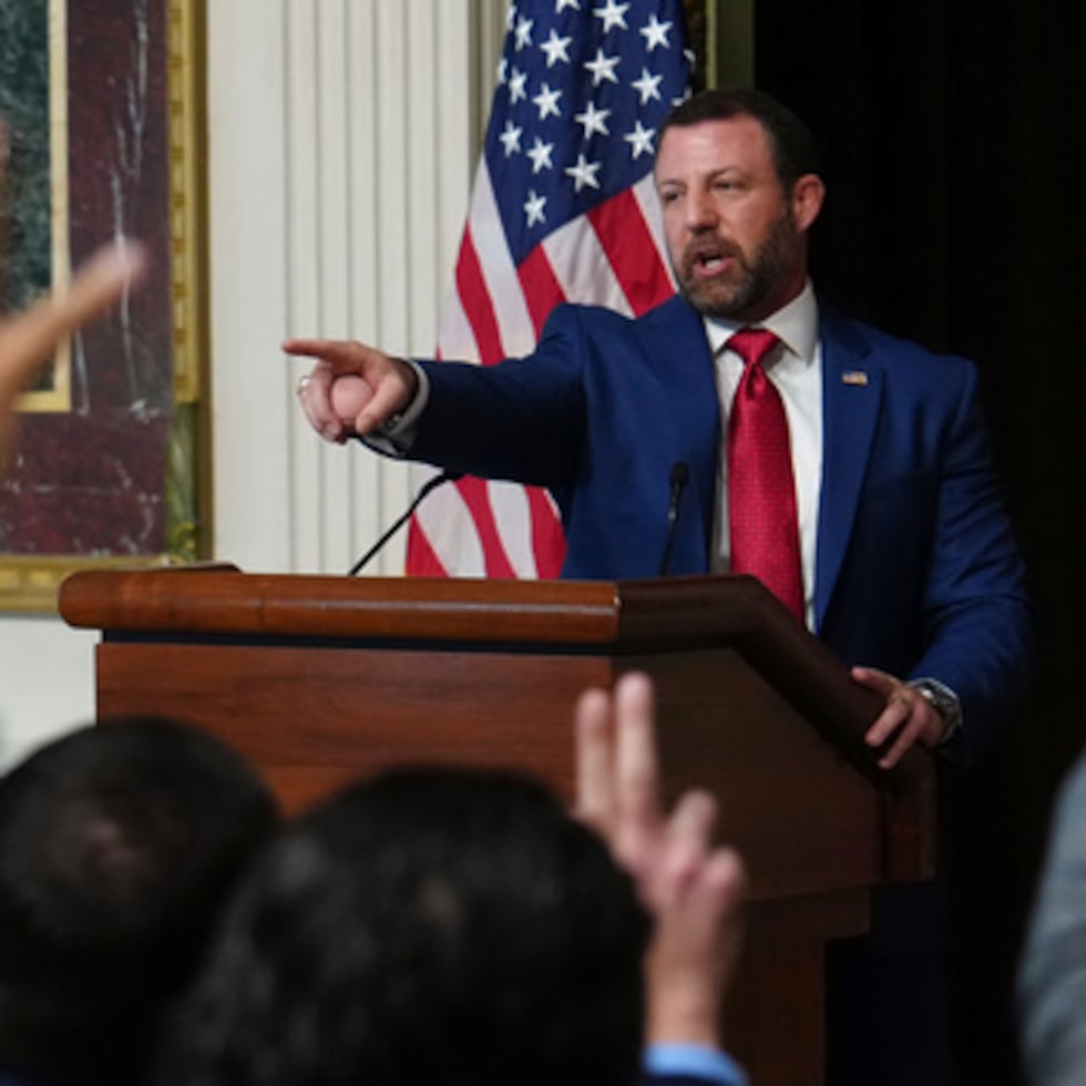 Los periodistas levantan la mano mientras el secretario de Seguridad Nacional, Markwayne Mullin, pronuncia un discurso en la Sala del Tratado Indio del Edificio Ejecutivo Eisenhower, en el recinto de la Casa Blanca, el viernes 17 de julio de 2026, en Washington. (Foto AP/Julia Demaree Nikhinson)