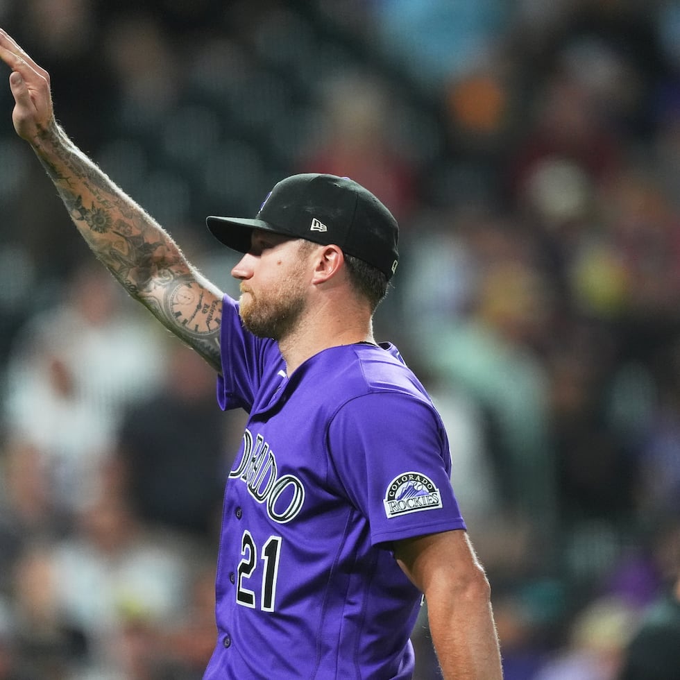 El abridor de los Rockies de Colorado Kyle Freeland saluda a la afición al dirigirse al dugout tras su salida en la cuarta entrada ante los Diamondbacks de Arizona el martes 22 de septiembre del 2026. (AP Foto/David Zalubowski)