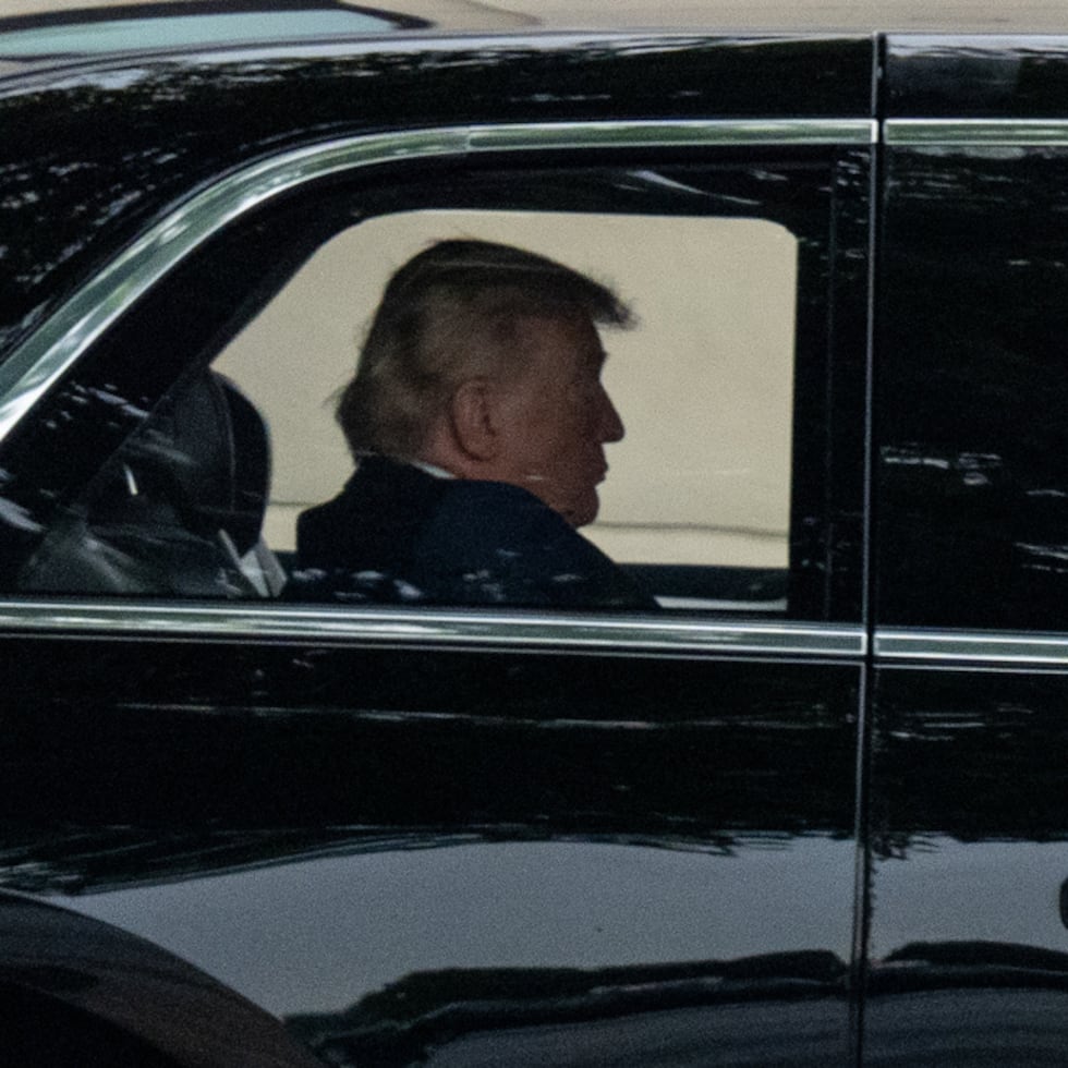 El presidente Donald Trump saliendo del Centro Médico Militar Nacional Walter Reed el martes, en Bethesda, Maryland.