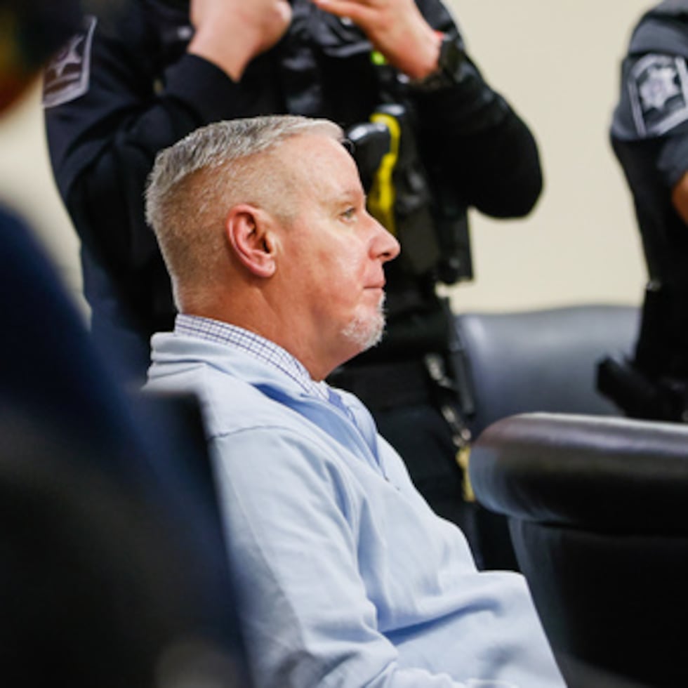 Colin Gray, el padre del sospechoso del tiroteo en el instituto Apalachee, Colt Gray, escucha durante los alegatos finales de su juicio en el juzgado del condado de Barrow en Winder, Georgia, el lunes 2 de marzo de 2026. (Abbey Cutrer/Atlanta Journal-Constitution vía AP)