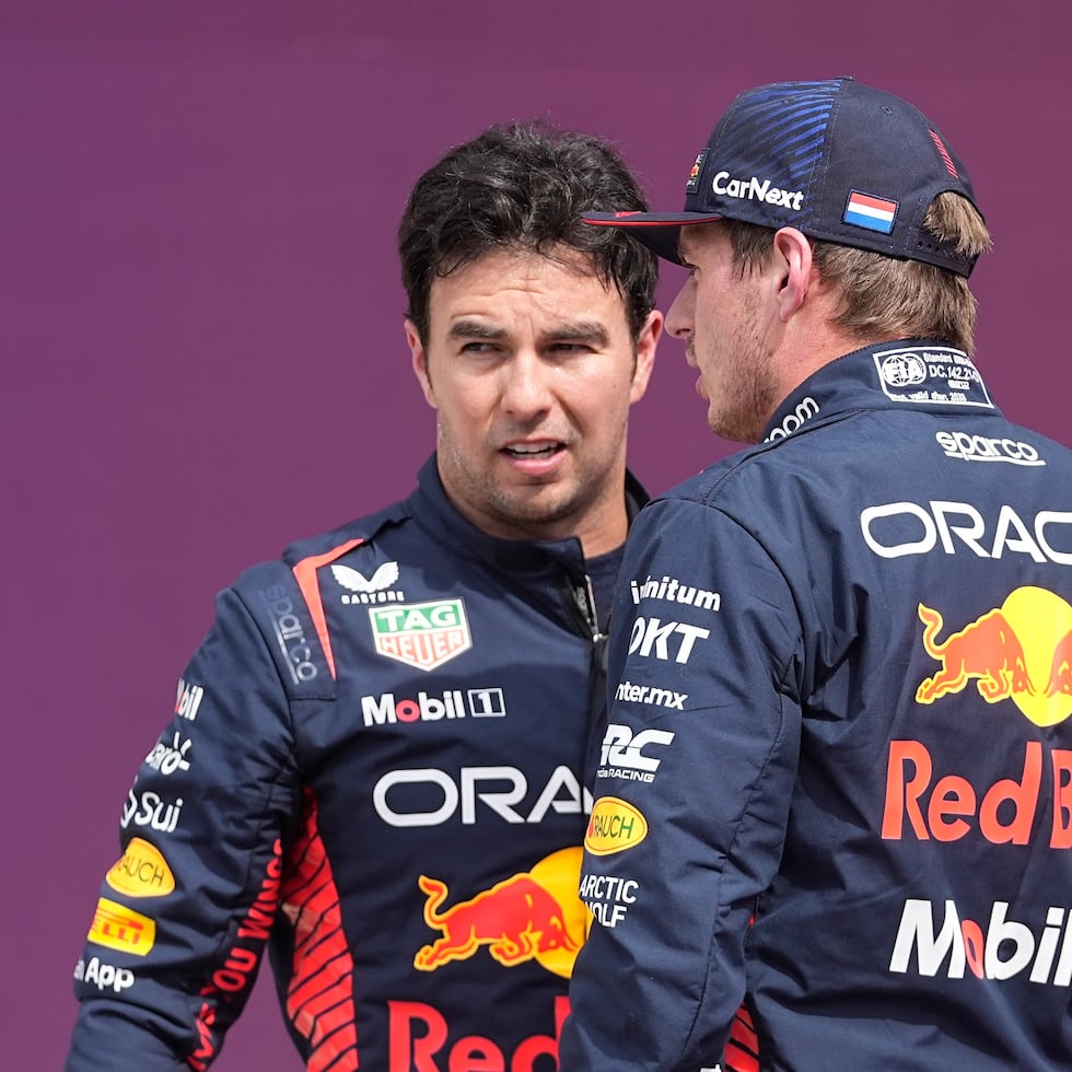 Sergio "Checo" Pérez, a la izquierda, junto a Max Verstappen durante su etapa en Red Bull.